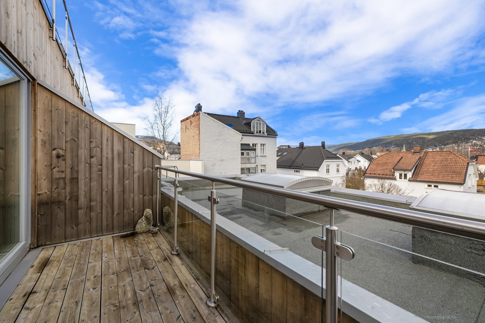 Det er også direkte adkomst til balkong fra stuen i plan 2 med god plass til utemøblement. Galleribilde