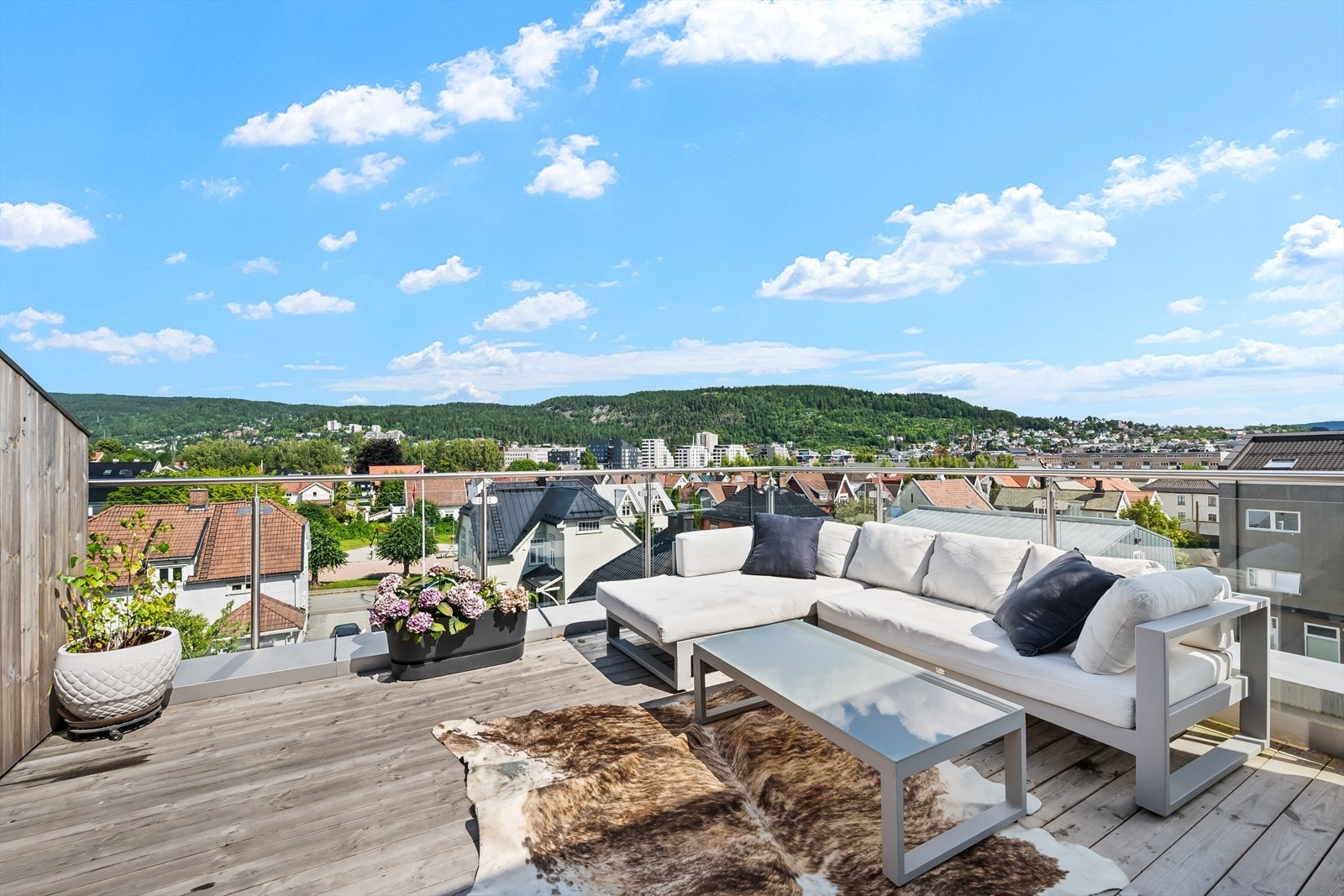 Terrassen fungerer som en forlengelse av stuen på sommerhalvåret. Galleribilde