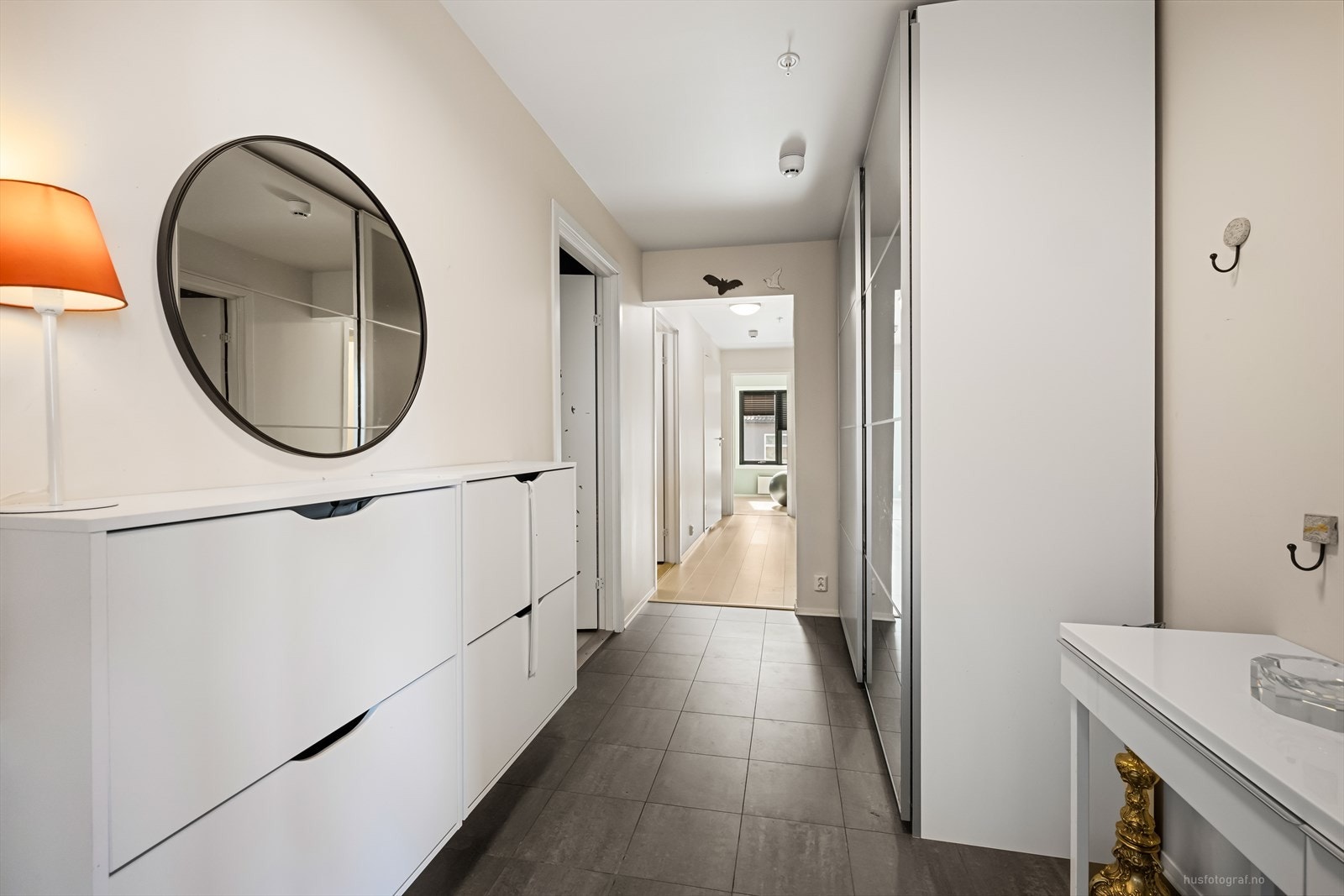 Entréen har praktisk skyvedørsgarderobe Galleribilde