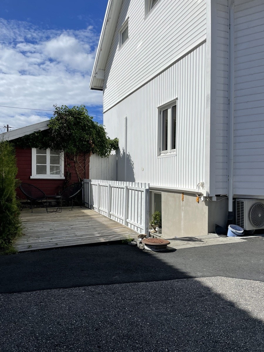 Her er inngangen med terassen Galleribilde