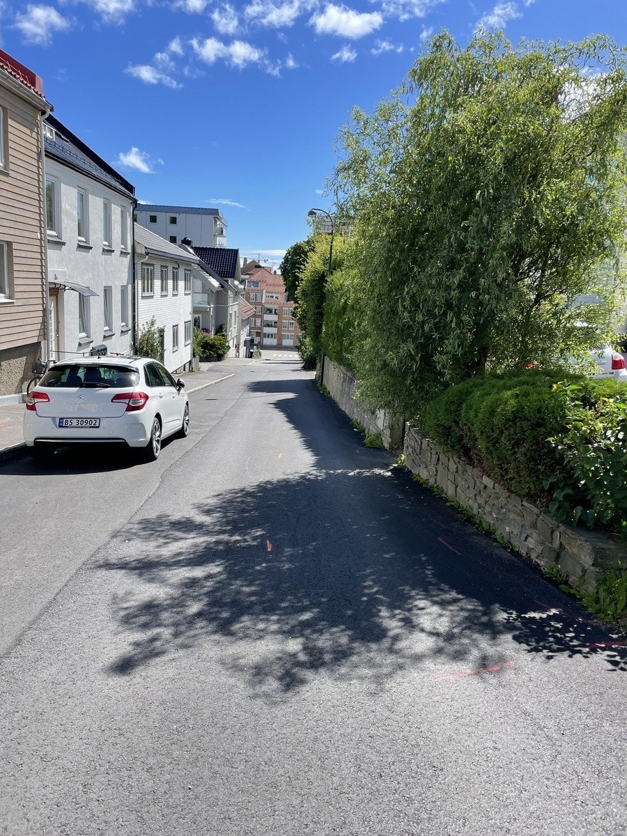 Gata rett utenfor med mulighet til parkering Galleribilde