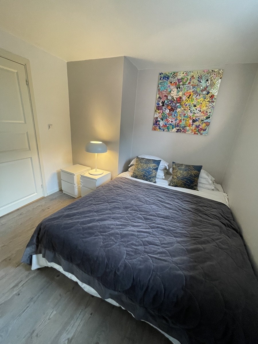 Rom med seng, nattbord og garderobe Galleribilde