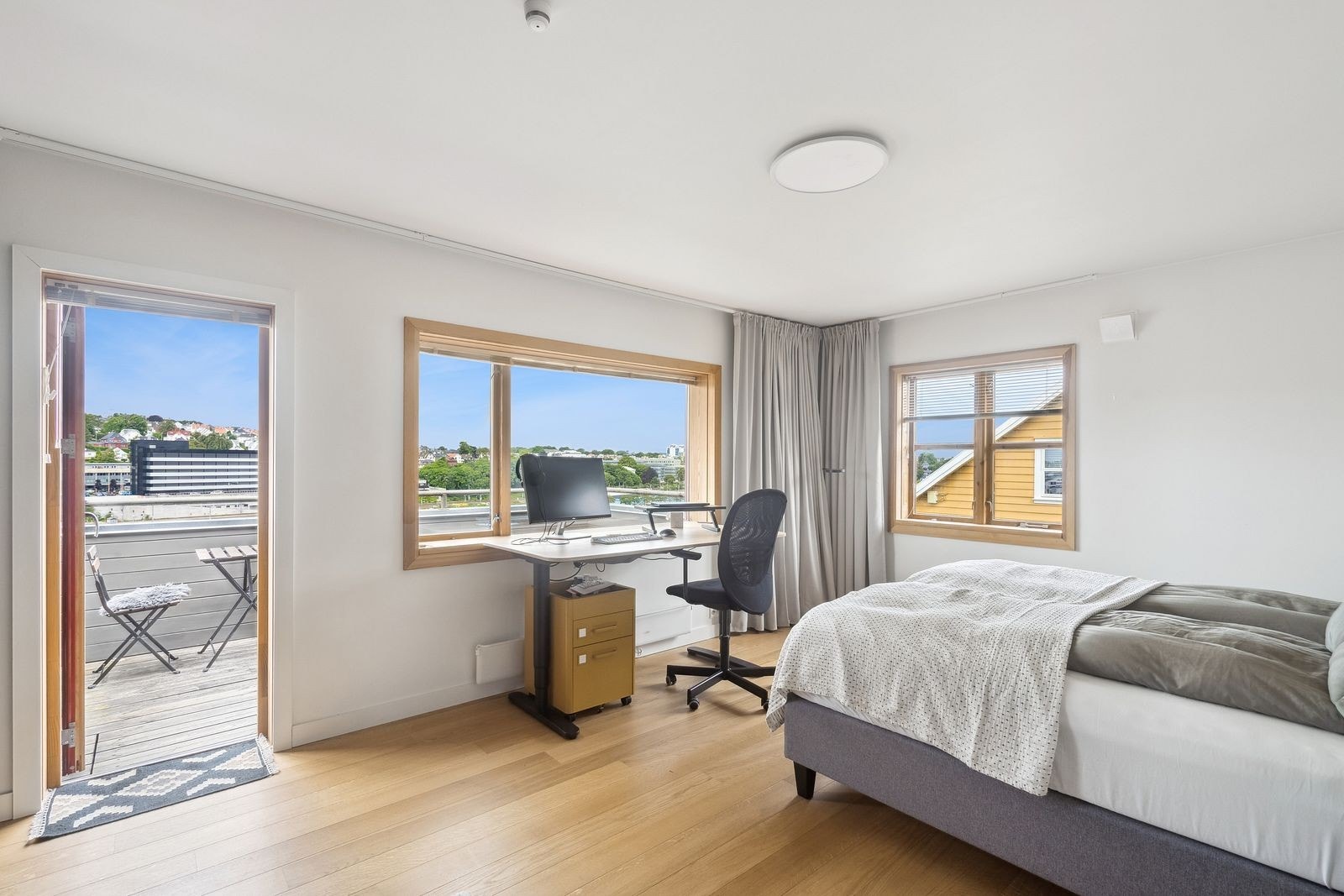 Hovedsoverom med garderobeskap og utgang til balkong. Galleribilde