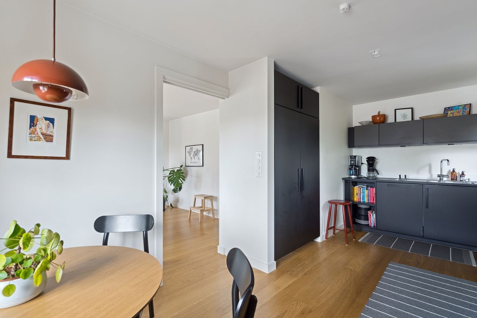 Kjøkken i sort utførelse med gode arbeidsflater. Galleribilde