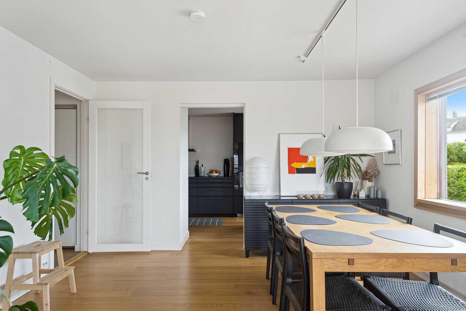 Mellom stue og kjøkken er det spisegruppe. Galleribilde