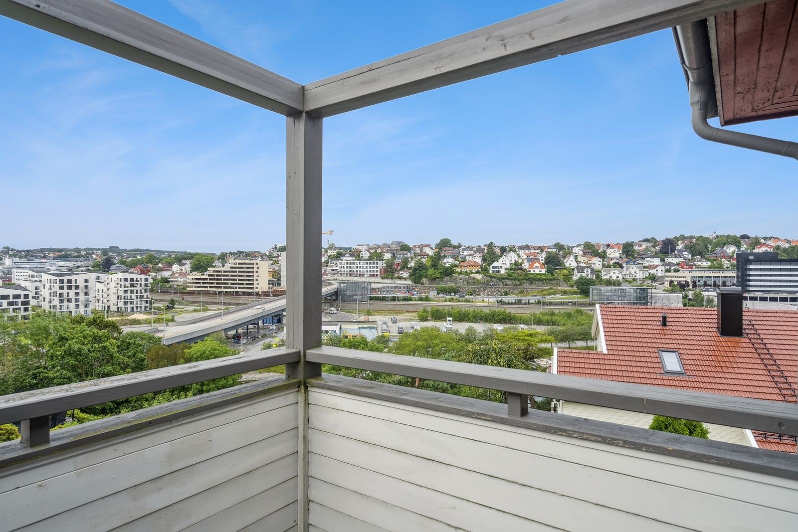 Utsikt fra sørvendt balkong. Galleribilde