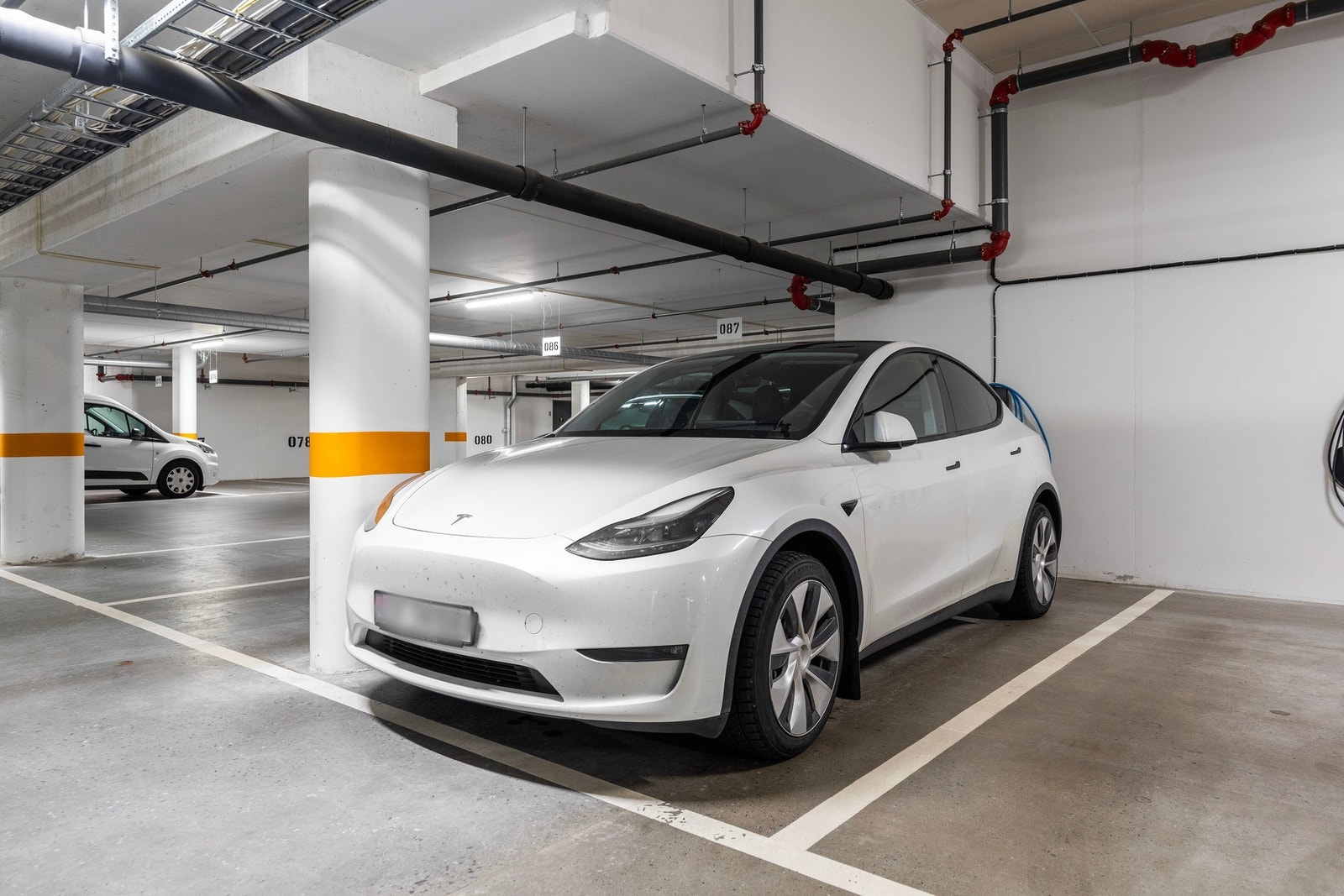 Det medfølger en parkeringsplass m/elbillader. Galleribilde