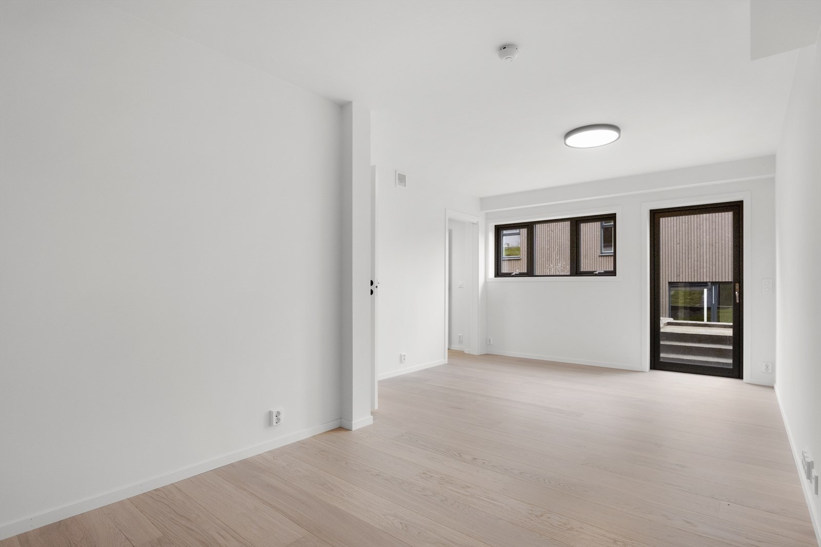 Underetasje med egen inngang. Kjellerstue Galleribilde