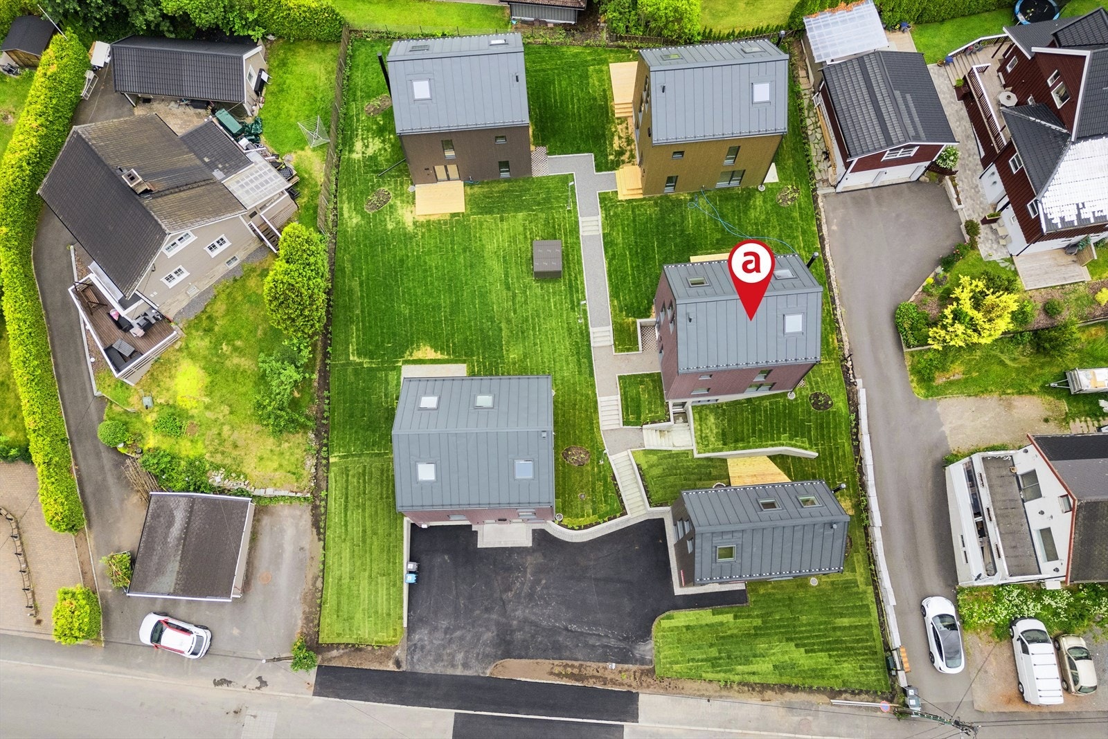 Hyggelige uteområder opparbeidet med plen og terrasse Galleribilde