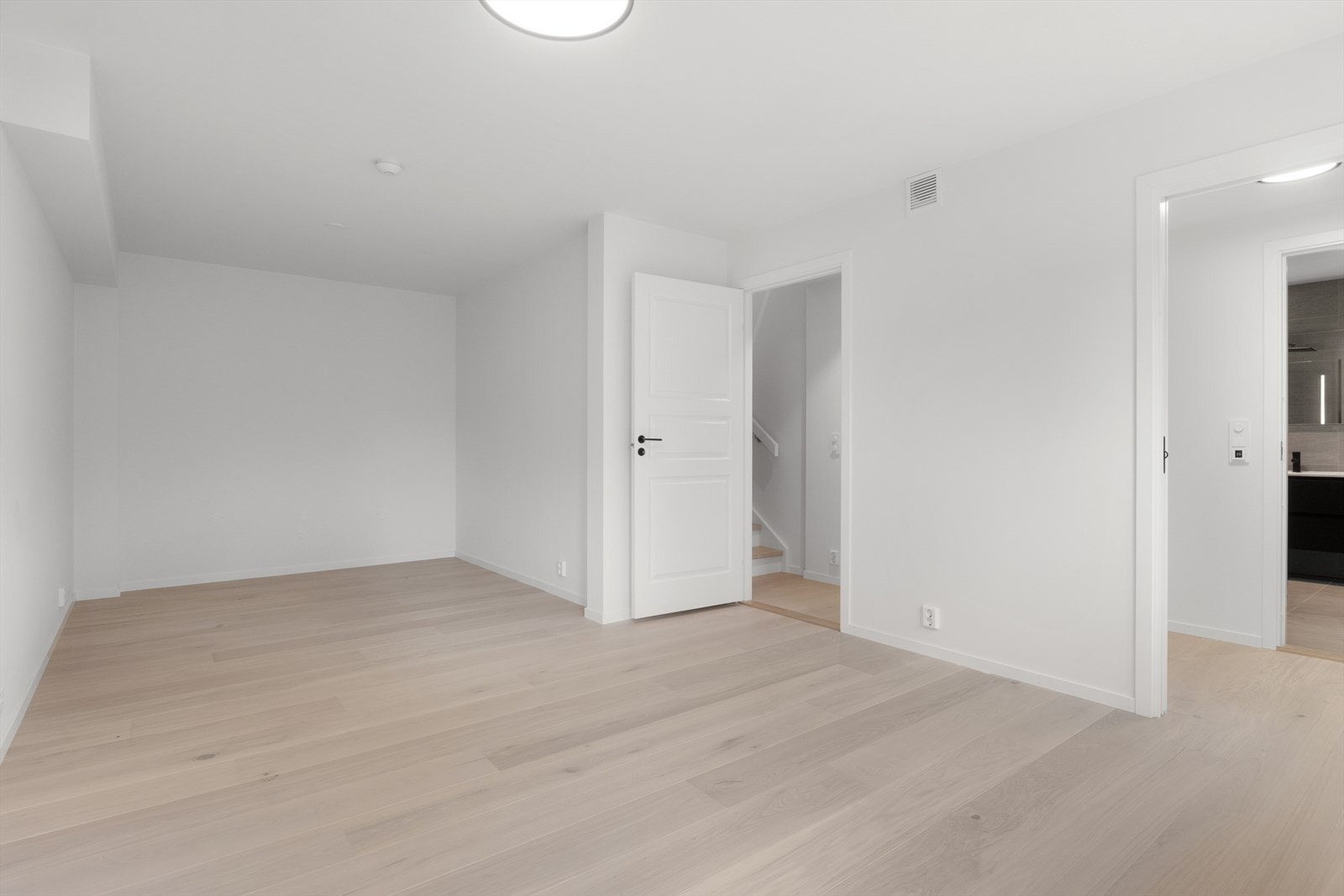 Kjellerstue, perfekt som hybel, praktikantdel, tenåringsrom eller treningsrom Galleribilde