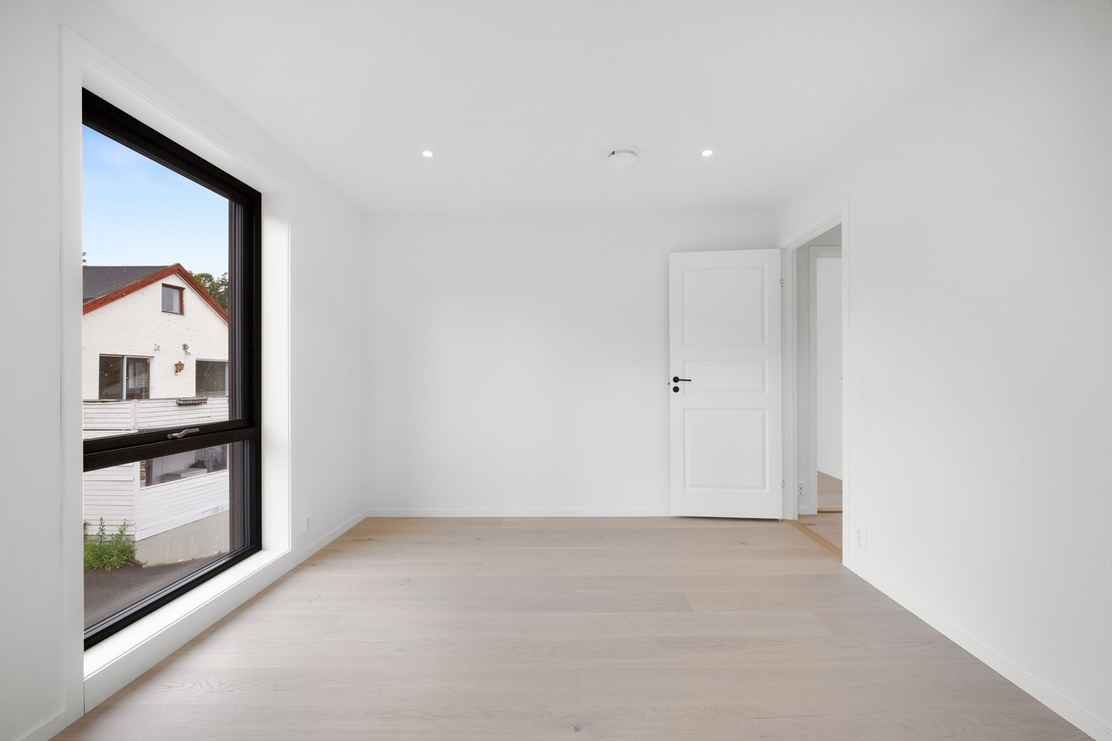 Boligen har 3 soverom i 2.etasje. Her det største på ca. 13kvm (soverom I) Galleribilde