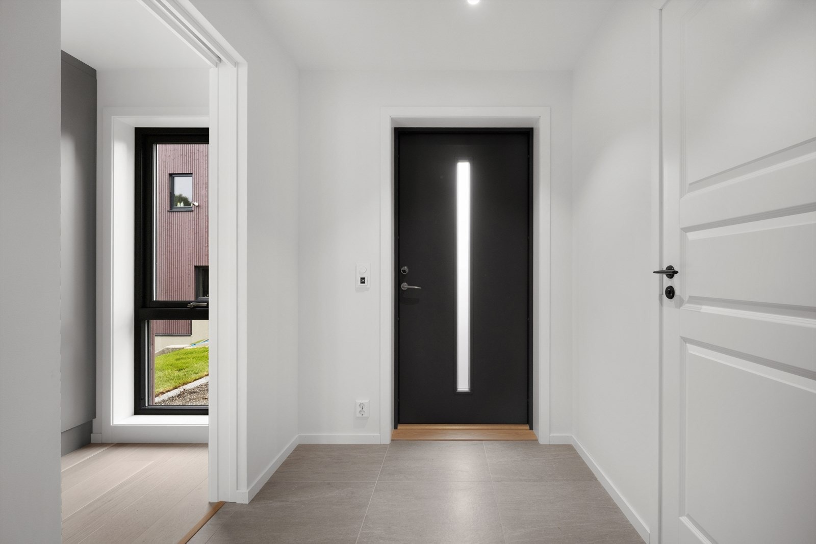 Entré/gang - adkomst til stue/kjøkken på ene siden og praktisk gjestetoalett på andre siden. På enden er det god plass til garderobeskap Galleribilde