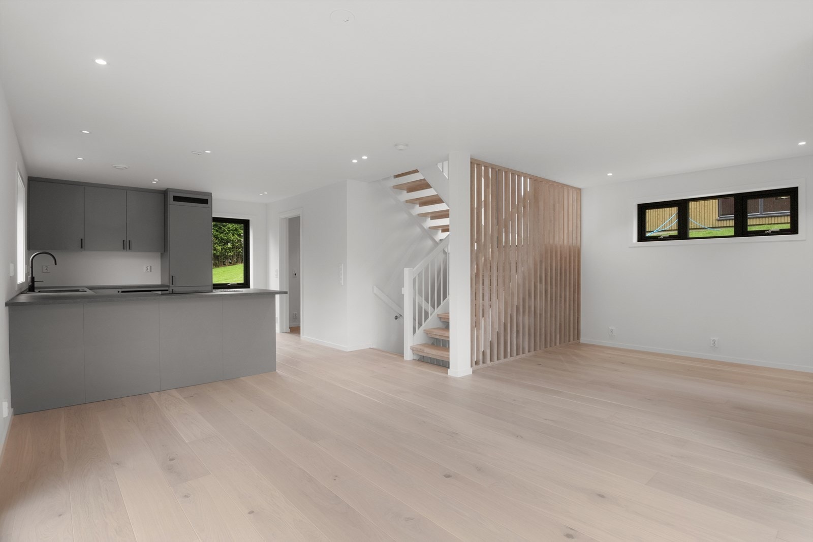 Stor, lys og luftig stue og kjøkken Galleribilde