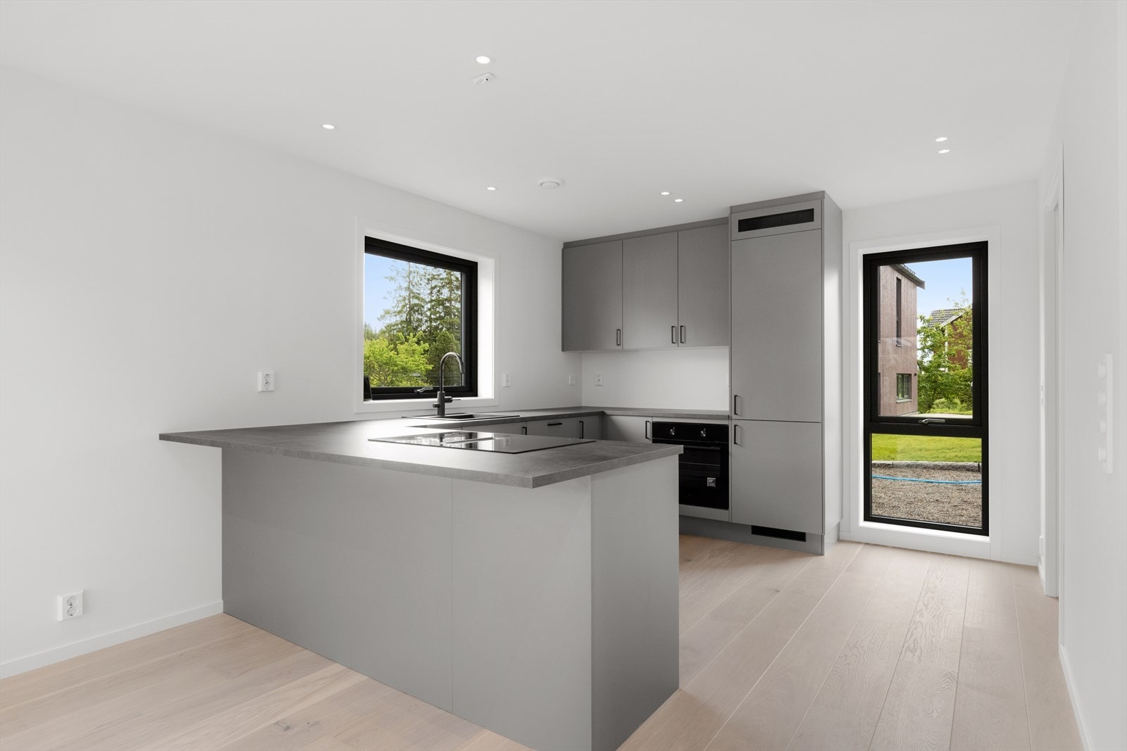 Delikat og påkostet kjøkken med mye både skap-/ og benkeplass Galleribilde