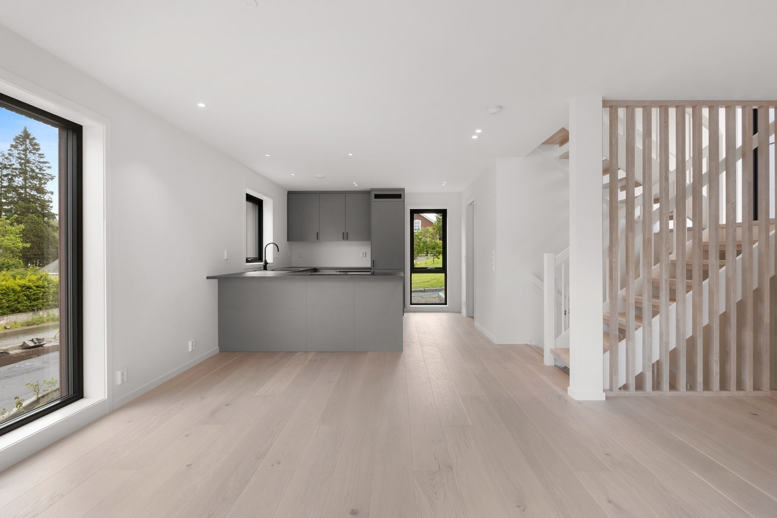 Vindusflater på 3 sider av rommet gir en lys og luftig atmosfære Galleribilde