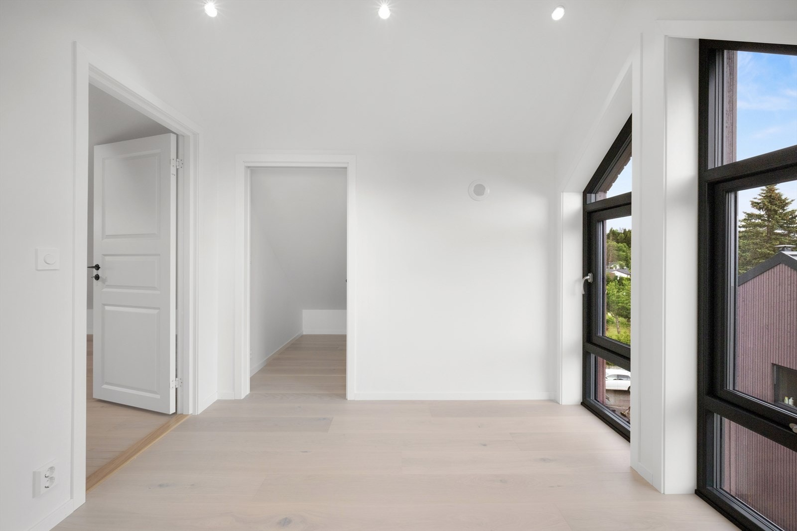 Soverom IV med praktisk bod/walk-in-garderobe Galleribilde