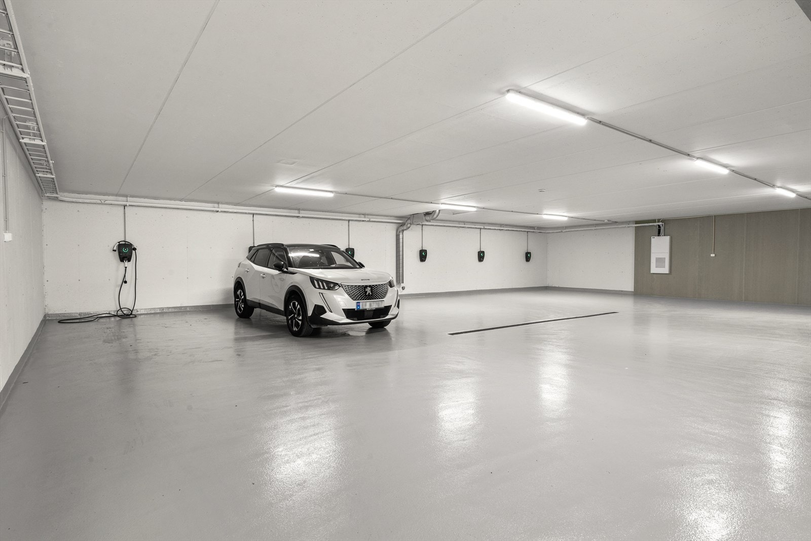 Garasjekjeller med el-billader Galleribilde