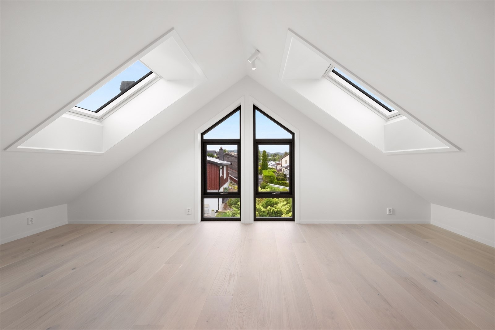 Tv-stue/ loftsstue i 3.etasje. Mange vindusflater også i tak gir en moderne, lys og luftig atmosfære Galleribilde