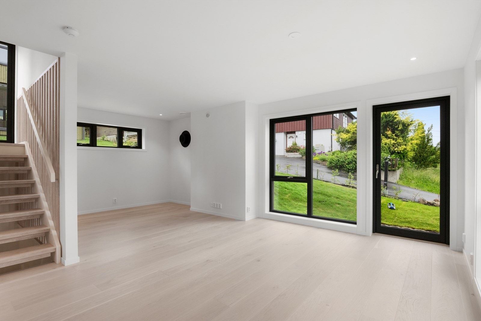 Moderne farge og materialvalg med parkett på gulv og sparklede vegger Galleribilde