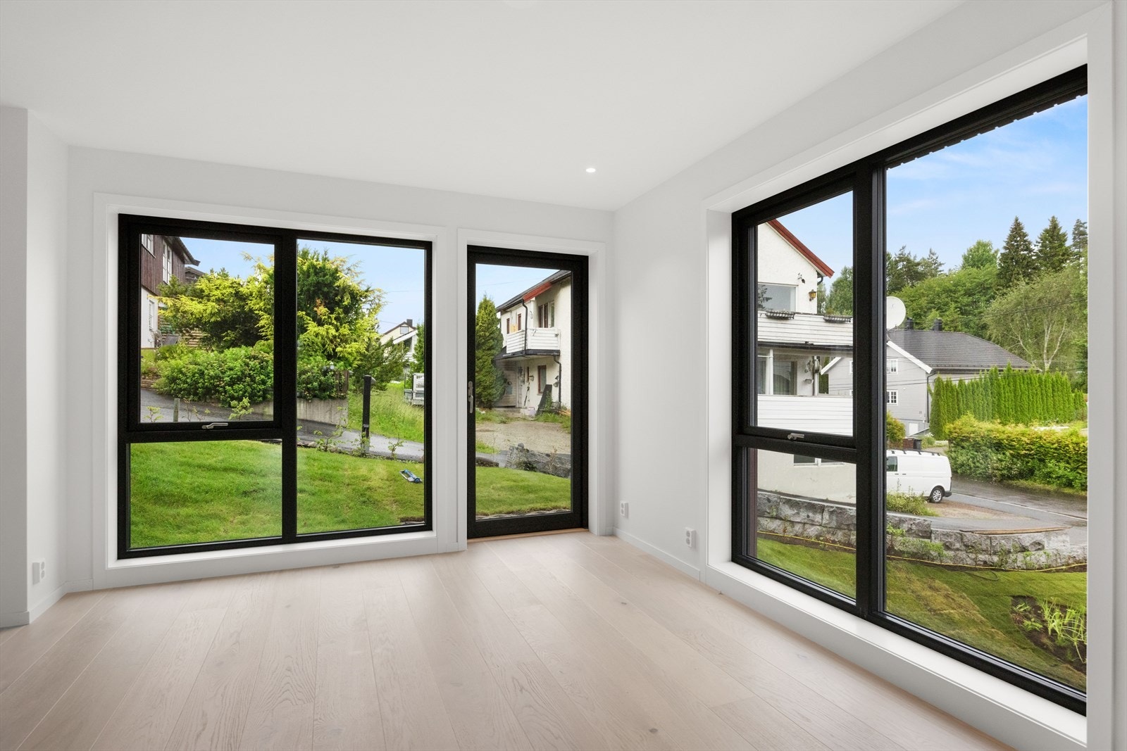 Stuen med store vindusflater slipper inn mye naturlig lys og gir et godt bomiljø Galleribilde