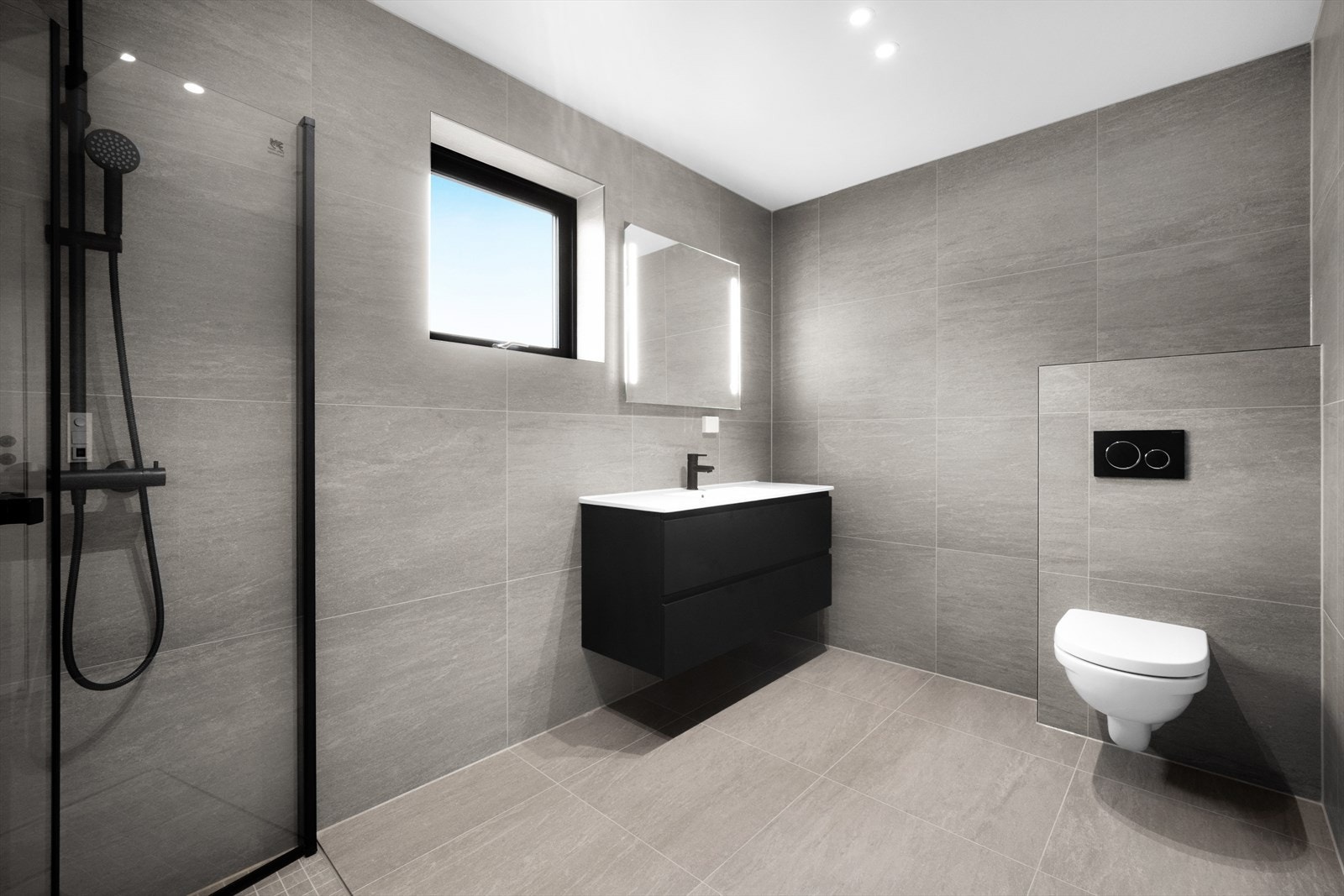 Delikat og flislagt baderom i 2.etasje Galleribilde