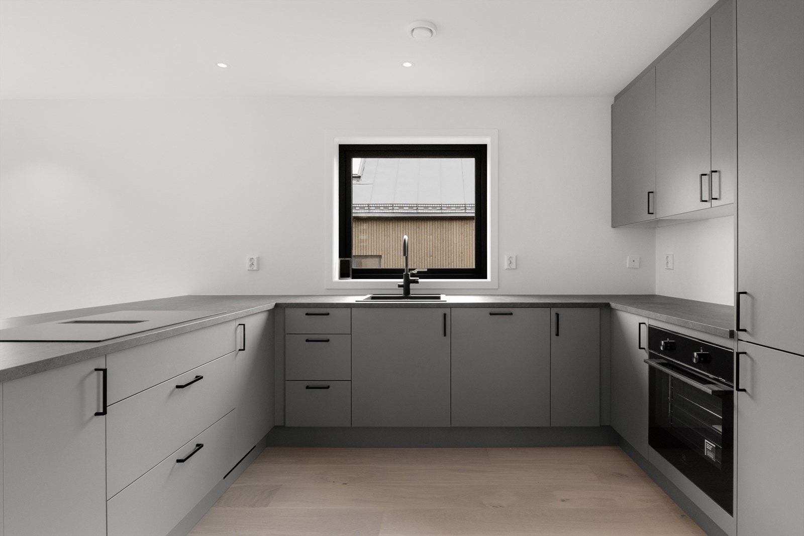 Integrerte hvitevarer som oppvaskmaskin, stekeovn, platetopp og kjøle- /fryseskap Galleribilde