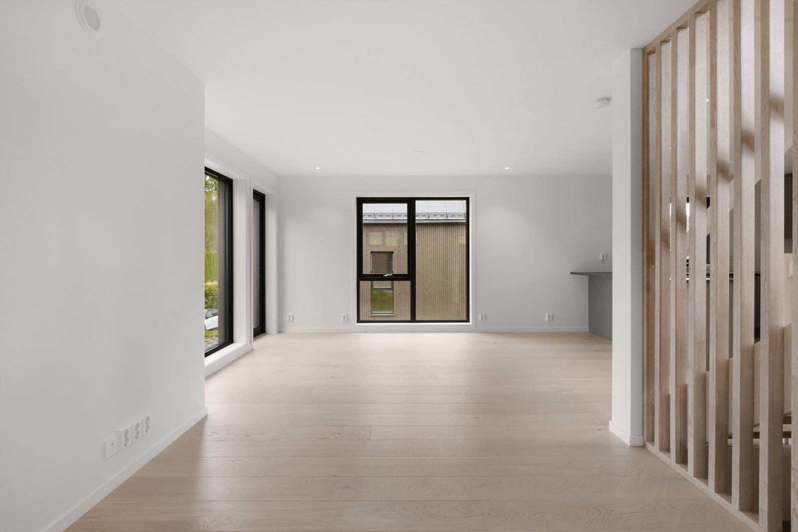 Stue. Legg merke til fine detaljer som spileveggen som skjerming til trapp og downlights i himling. Her kan man flytte rett inn! Galleribilde