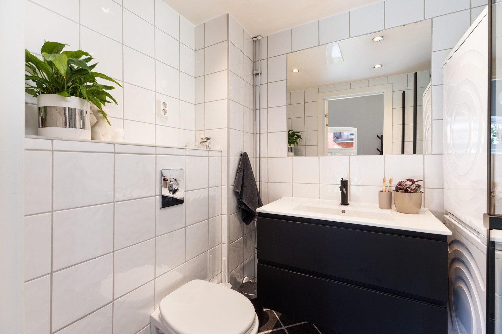 Badet har termostatstyrt gulvvarme, og himlingen er nedsenket med halogen downlights. Galleribilde