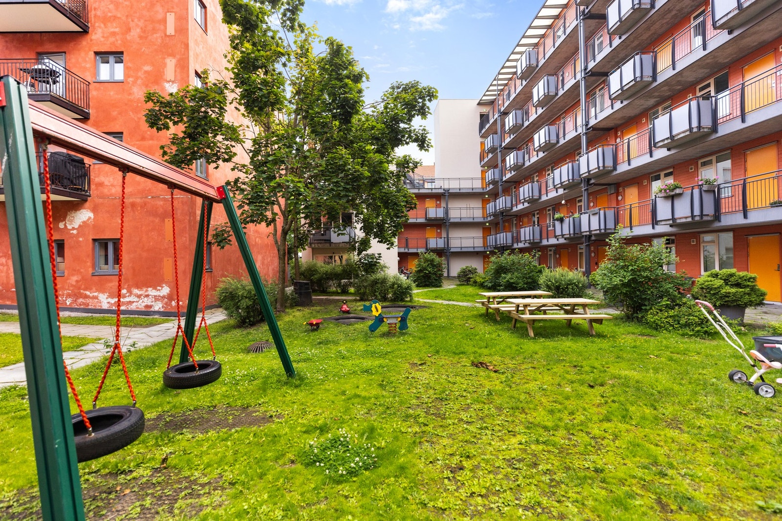 Borettslaget byr på fasiliteter som 2 sykkelboder + lagring for barnevogn i trappeoppgangen. Galleribilde