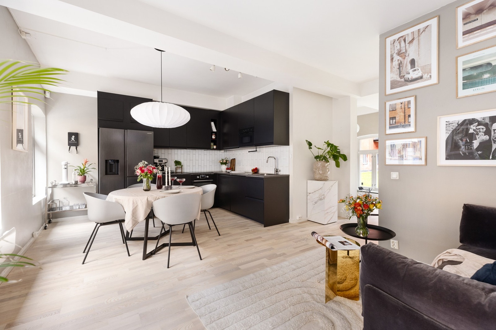 Lekkert kjøkken fra 2024 som kombinerer moderne design og funksjonalitet. Galleribilde