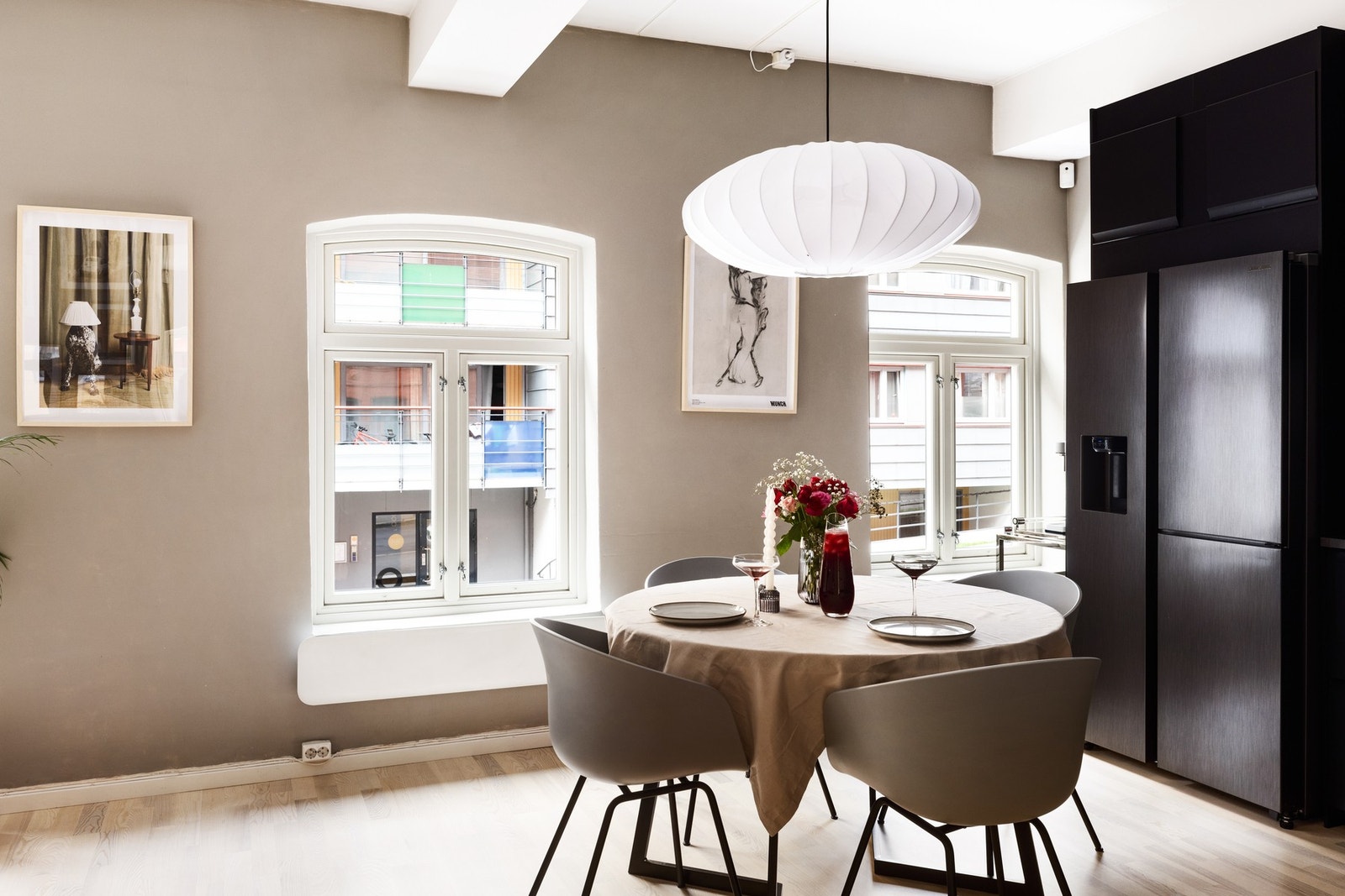 Store, klassiske vindusflater med elegant buet utforming. Galleribilde