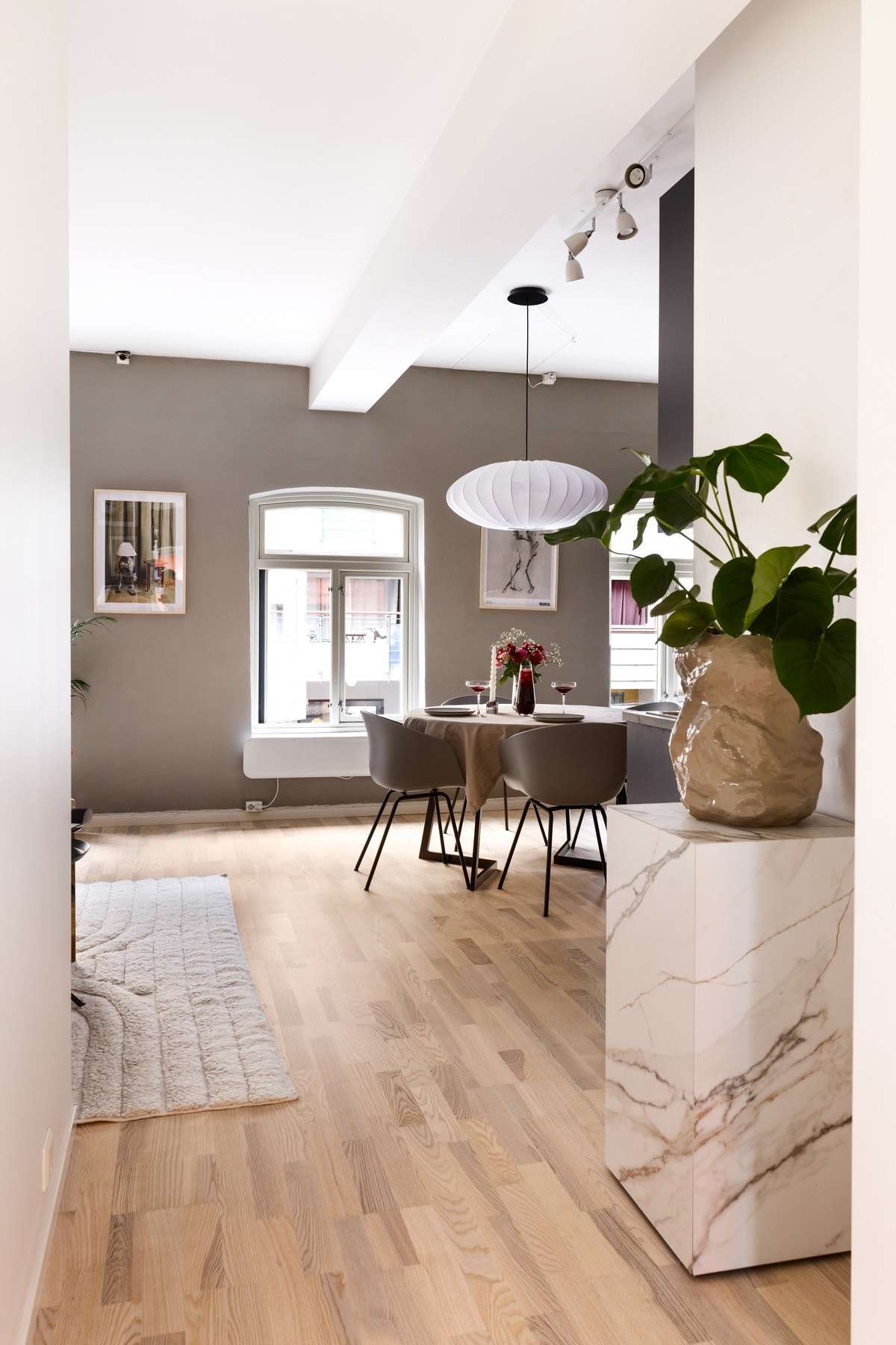 Overflatene er malt i et tidløst fargevalg og på gulv er det lagt trestavs hvitpigmentert parkett. Galleribilde