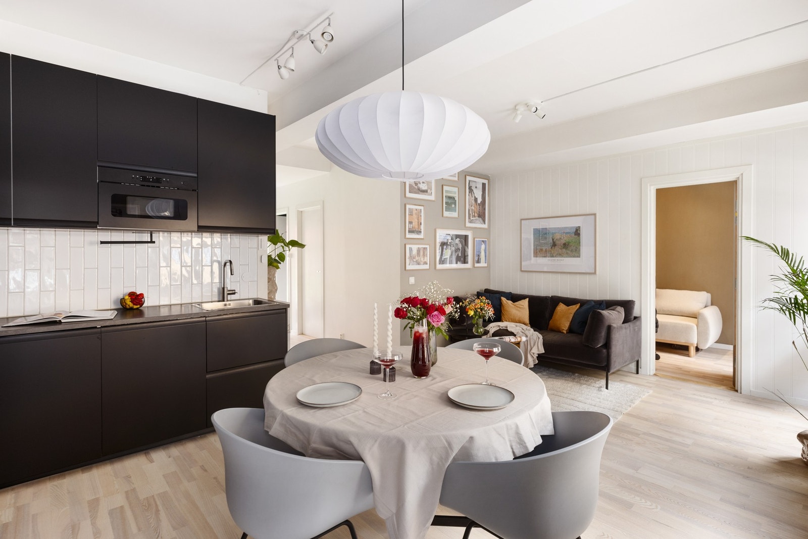 Leiligheten har en gjennomgående og luftig planløsning. Galleribilde