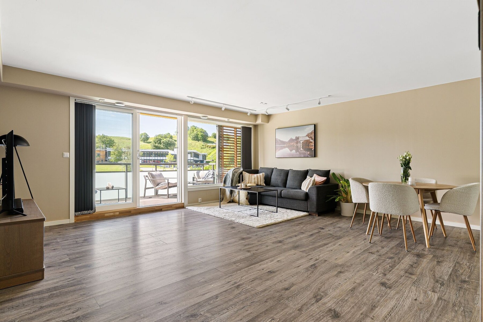 Lys og åpen stue på hele 32 m² med store vindusflater som gir godt med lys inn i rommet. Galleribilde