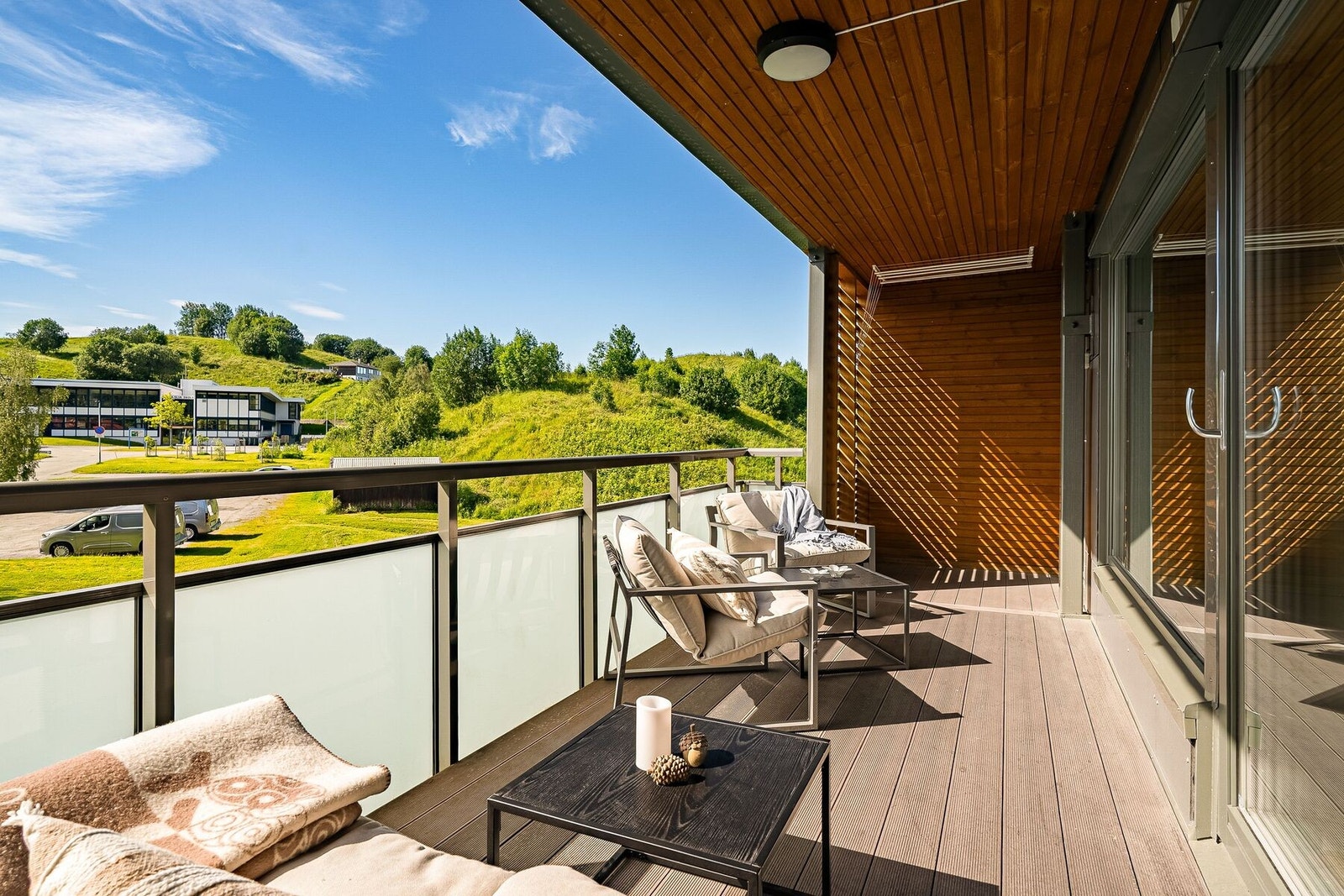 Balkongen er ca. 13 m² og kan derfor møbleres i flere soner. Perfekt for grilling og andre sammenkomster med familie og venner. På venstre side er det en pratisk bod. Galleribilde