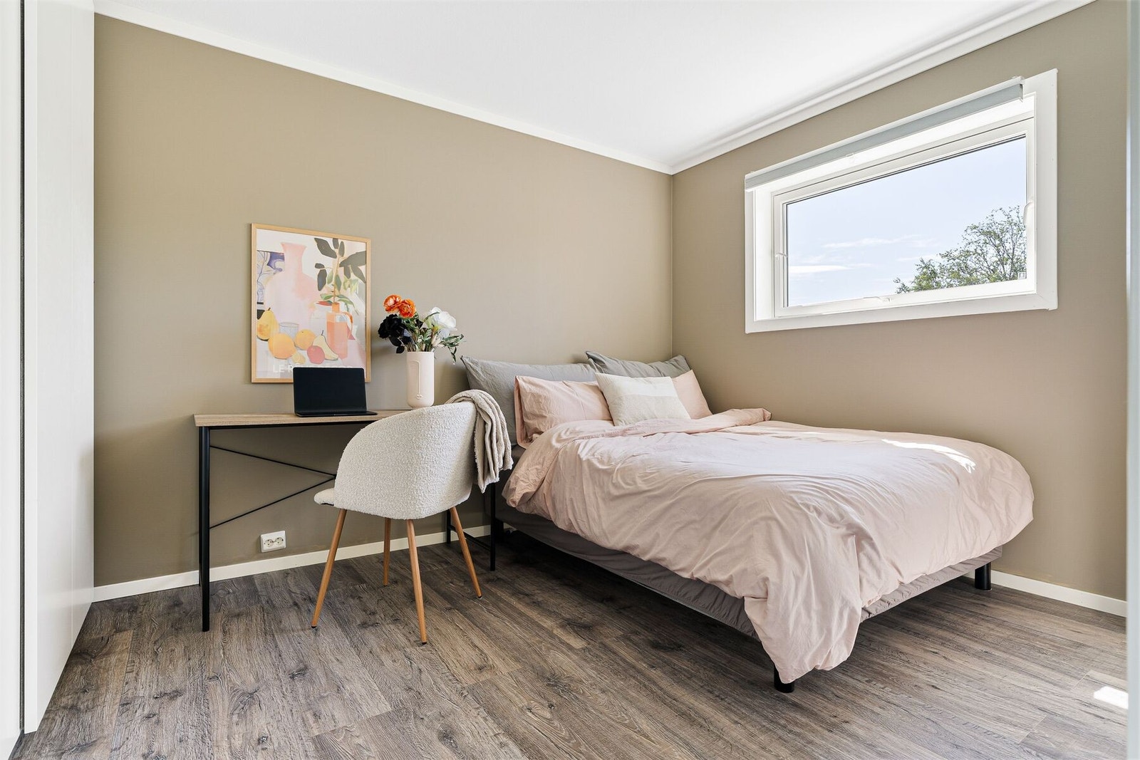 Romslig soverom på 10,8 m² med god plass til dobbeltseng, skrivepult og tilhørende soveromsmøblement. Galleribilde