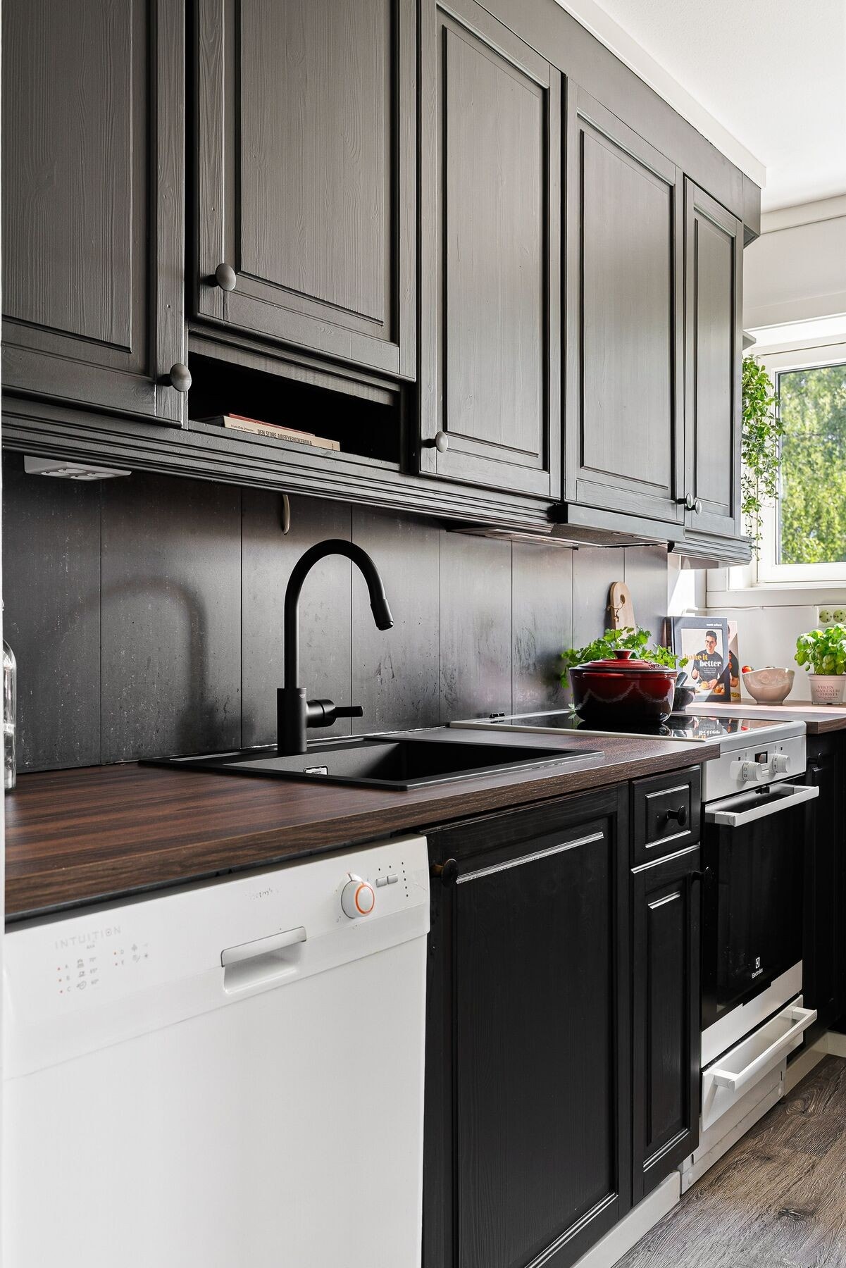 Kjøkkenet er innholdsrikt med mye skap- og benkeplass. Frittstående oppvaskmaskin, stekeovn og kjøleskap kan medfølge handelen. Galleribilde