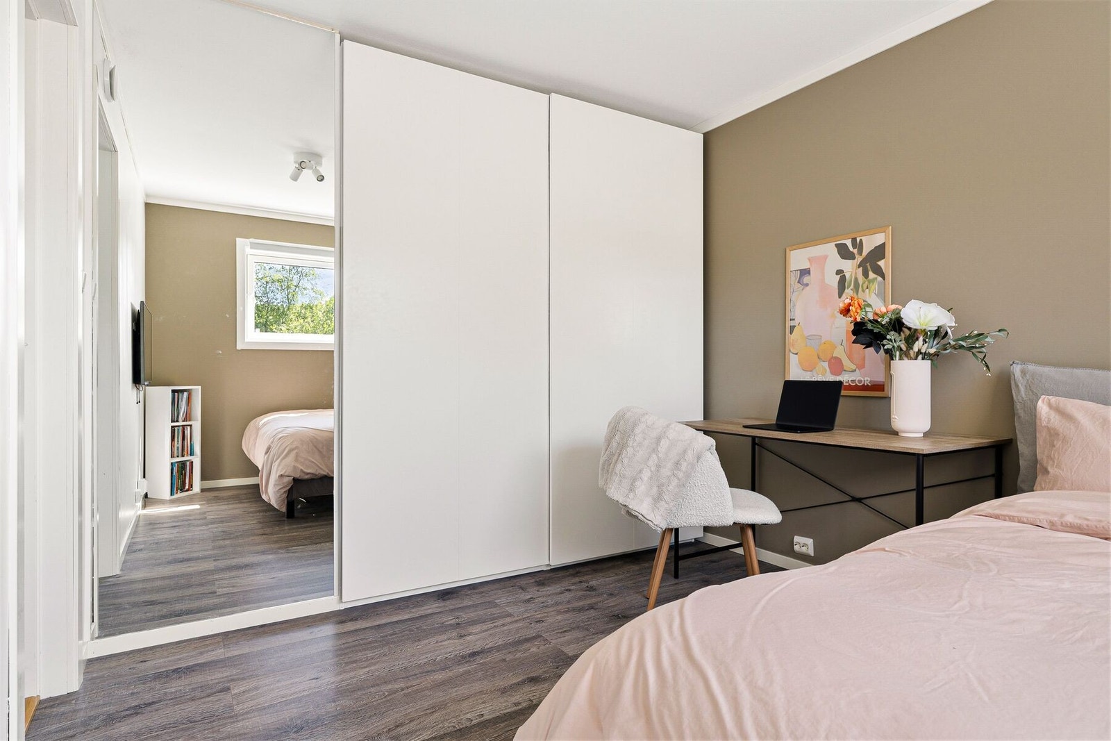 Stor skyvedørsgarderobe, denne medfølger handelen. Galleribilde