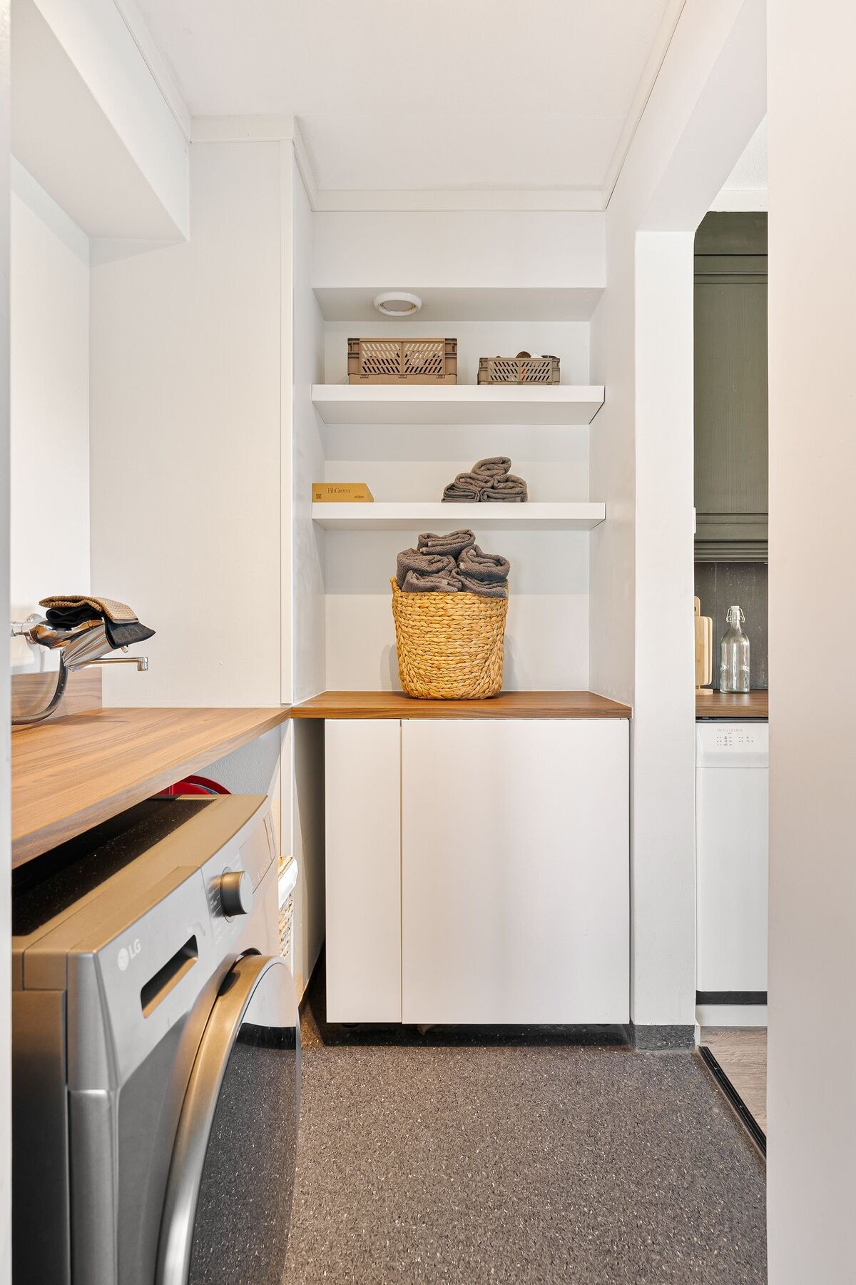 Leiligheten har også et eget praktisk vaskerom med opplegg for vaskemaskin og kran, slik at man kan montere utslagsvask om ønskelig. Galleribilde