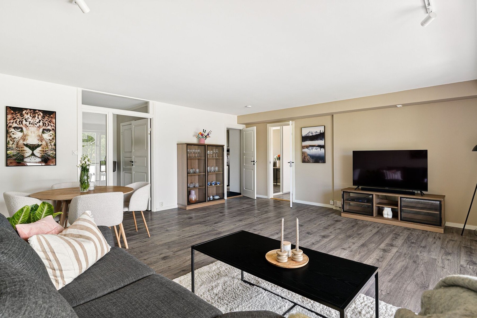 Stuens praktiske utforming og store areal gir mulighet for flere møbleringsmuligheter. Galleribilde