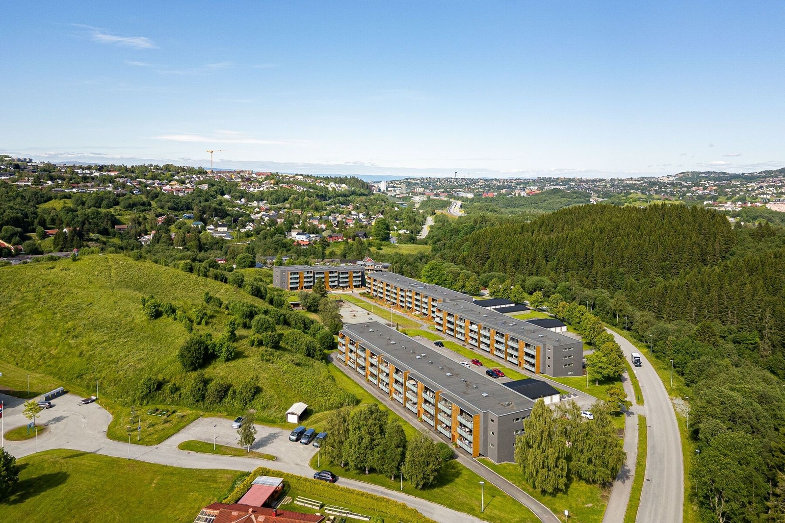 I umiddelbar nærhet har man kollektivtransport som tar deg direkte til bykjernen, Tiller og andre ønskede reisemål. Galleribilde