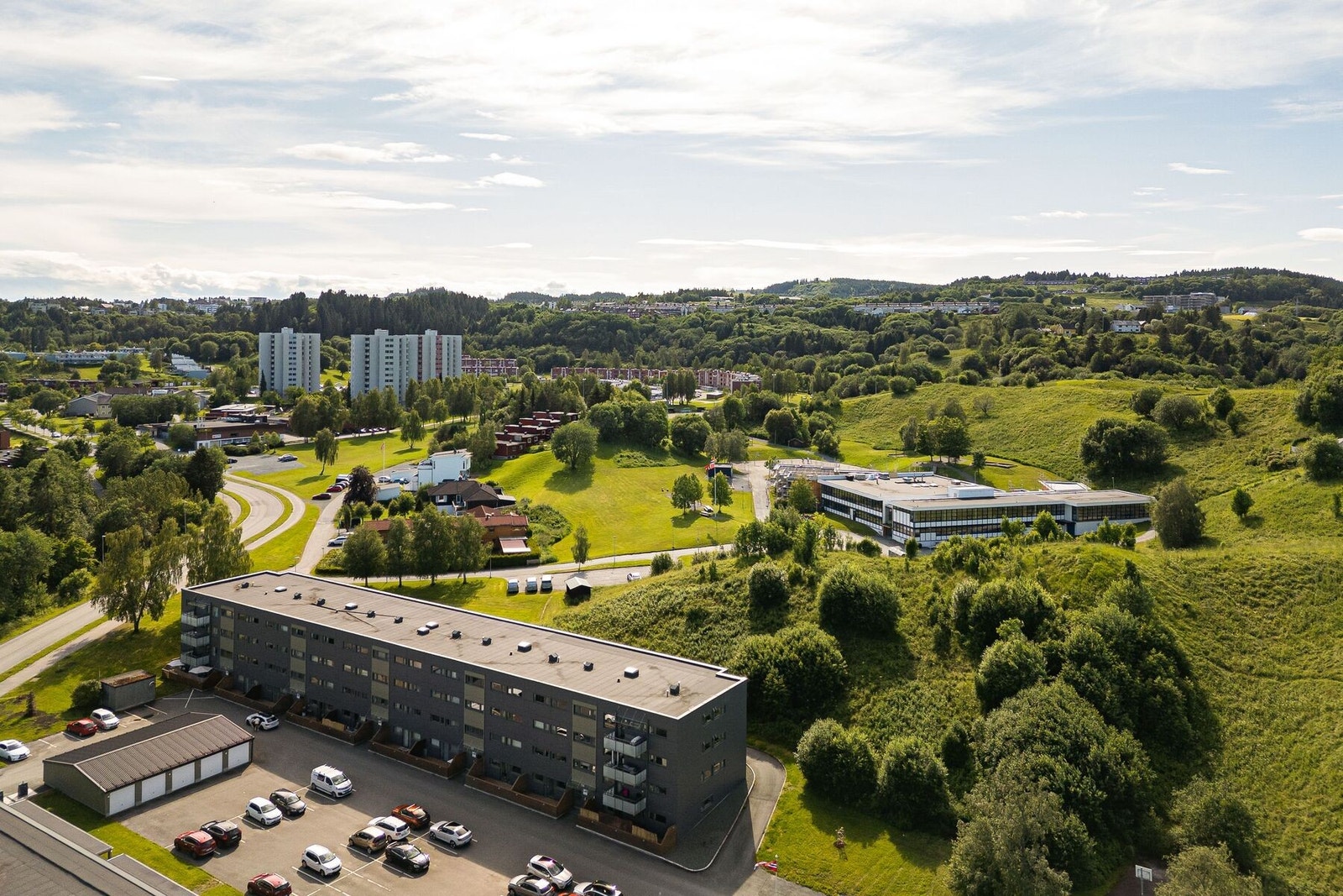 Parkering på borettslagets oppstillingsplasser. Det er også mulig å søke til styret om garasjeplass med el-billader. Galleribilde
