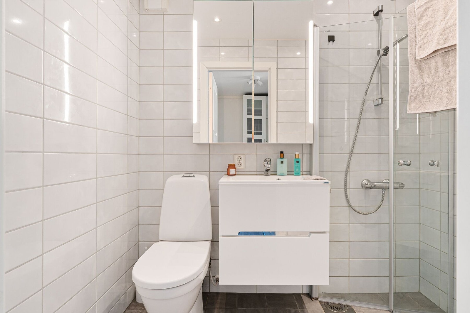 Delikat og pent flislagt baderom renovert i 2012. Galleribilde