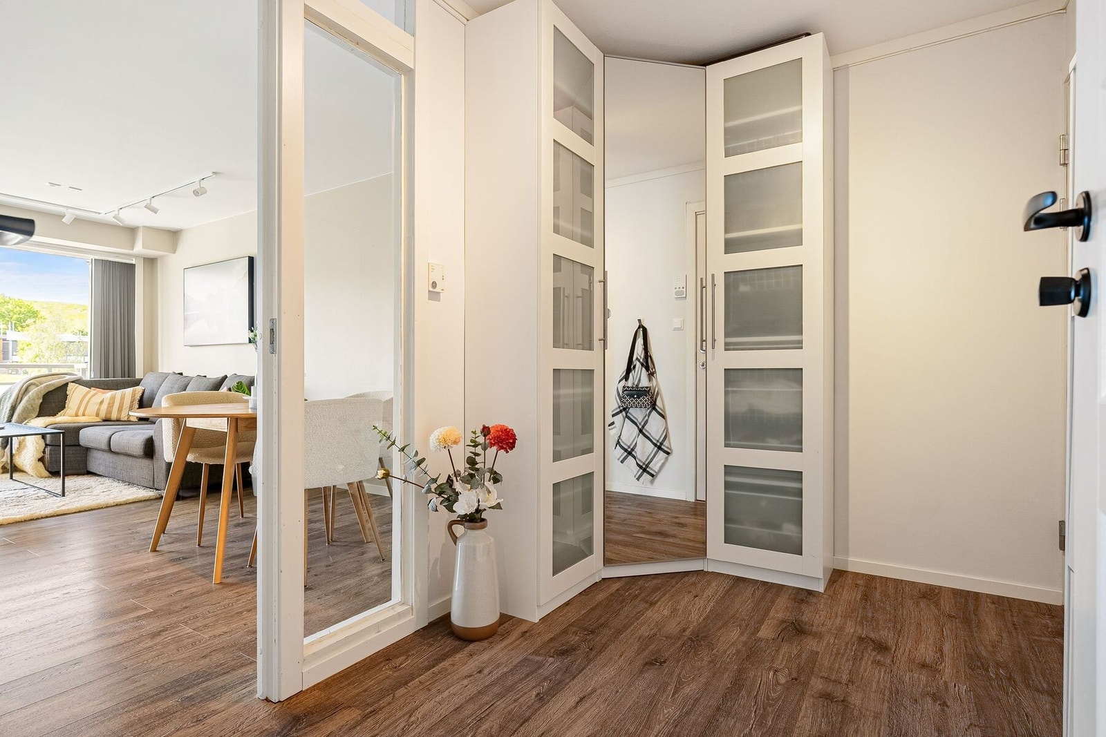 Stor og lys entré på 6 m² med god plass til å henge fra seg yttertøy og sko. Galleribilde