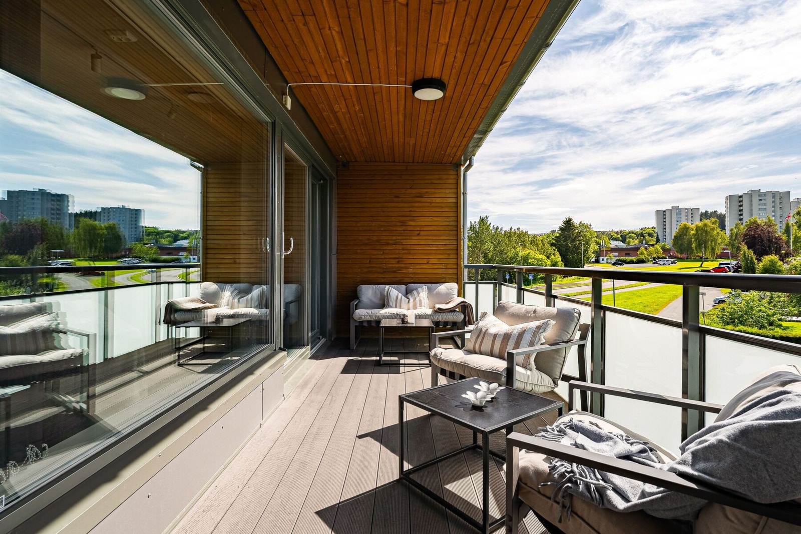 Fra stuen er det utgang til en herlig balkong med ettermiddags- og kveldssol. Galleribilde