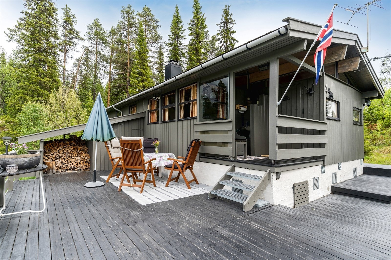 Terrassen går rundt store deler av hytta og er på ca. 55 kvm. Det er god oppbevaringsplass i 2 uteboder. Galleribilde