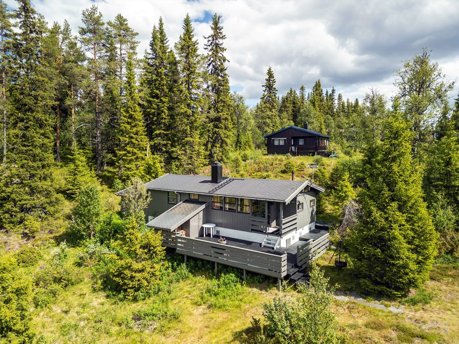 Hytta er fra 1972, og ble tilbygget i 1993 med vindfang, toalettrom og terrasse. Galleribilde