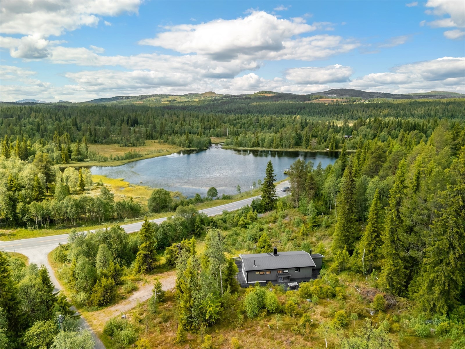 Eiendommen ligger på Golsfjellet med enkel adkomst fra veien. Det er kun 15 minutter å kjøre fra Gol sentrum. Galleribilde