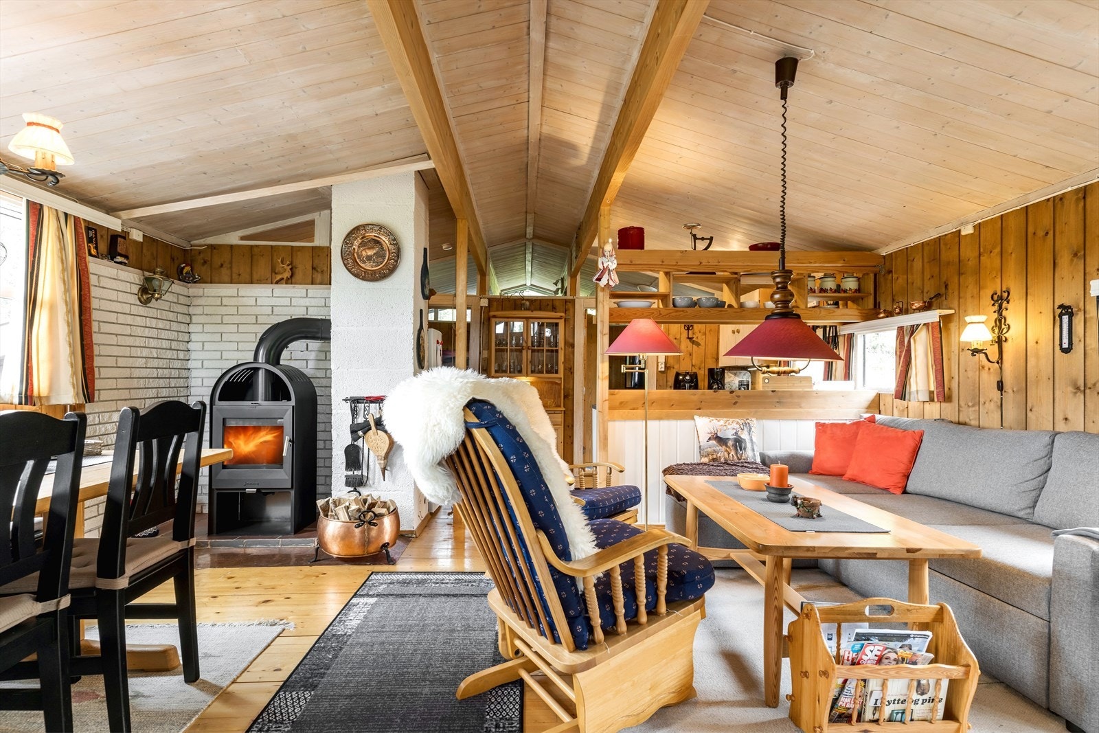 Trivelig stue innredet med sofa og spisegruppe. Hytta selges møblert! Galleribilde