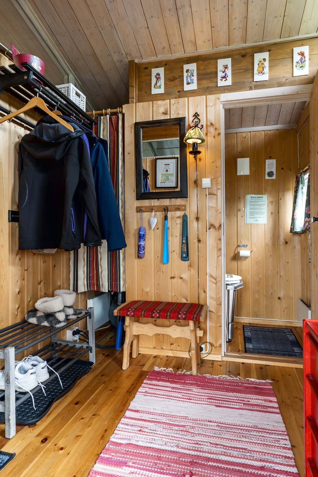 Velkommen inn! Entré med god plass til å henge fra seg yttertøyet. Galleribilde